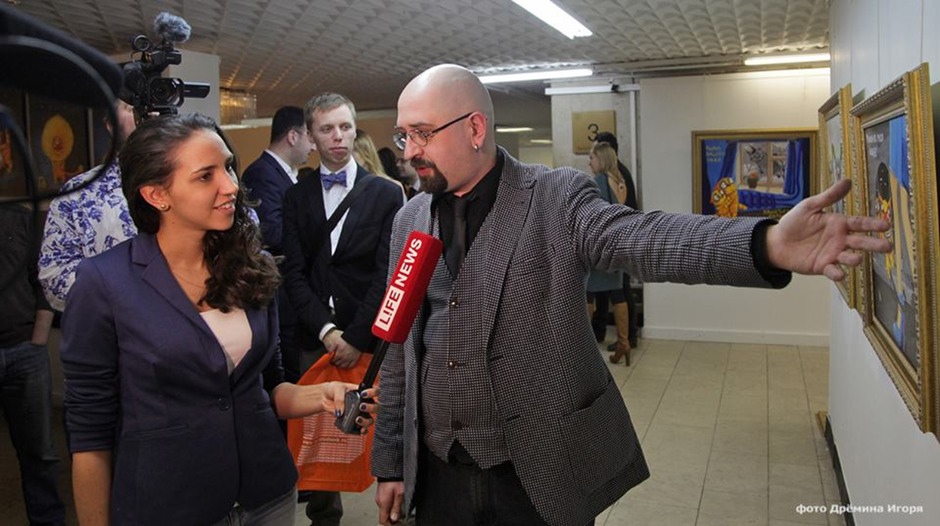 Интервью Васи Ложкина для Life NEWS на выставке в ЦДХ в январе 2015 вид сбоку